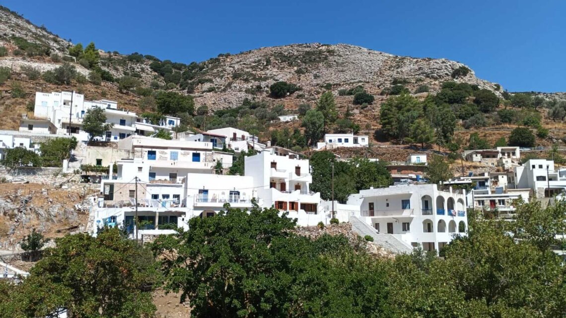 Danakos, Naxos : des vautours, une source fraîche et un âne au comptoir
