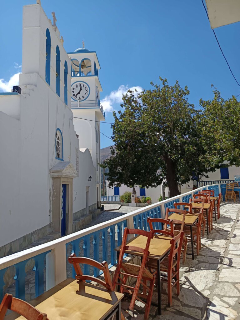 Komiaki naxos église et terrasse café