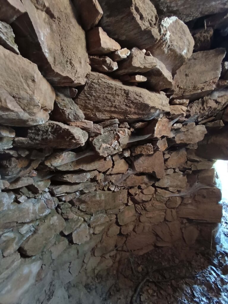 Komiaki Naxos intérieur tombe mycénienne à tholos
