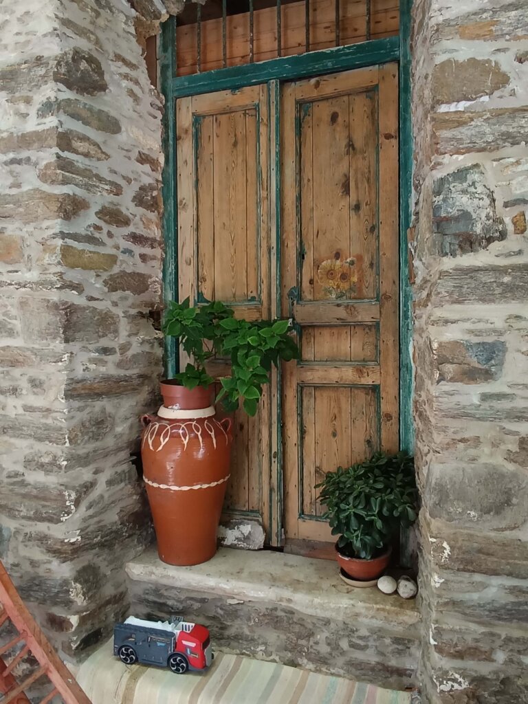 Komiaki_naxos_porte avec fleurs